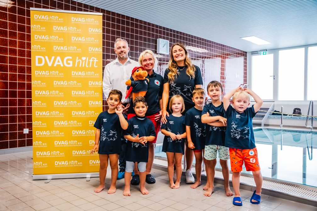 Bastian Wiebusch, Technischer Leiter der Wasserwacht Westfalen-Lippe, Tanja Knopp, Landesrotkreuzleiterin beim DRK Landesverband Westfalen-Lippe e.V., und Nathalie Pohl, Extremschwimmerin und Gründungsmitglied von DVAG hilft e.V.  (2025) Bild: DVAG Deutsche Vermögensberatung AG Fotograf: Julian Huke Photography