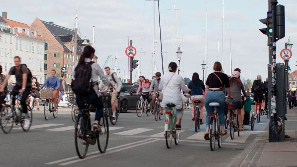 Menschen fahren Rad in Kopenhagen.