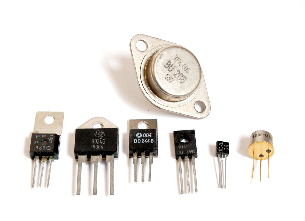 Eine Auswahl an diskreten Transistoren in verschiedenen Gehäuseformen.