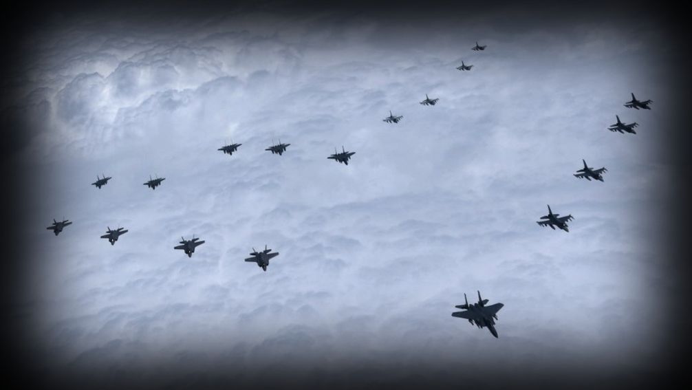 F-35-Tarnkappenjäger und US-amerikanische F-16-Jets (Symbolbild)