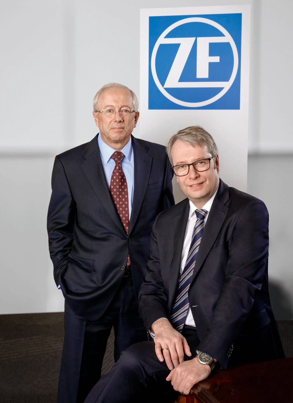 John C. Plant, Präsident und CEO von TRW (links), und der ZF-Vorstandsvorsitzende Stefan Sommer. Bild: "obs/ZF Friedrichshafen AG"