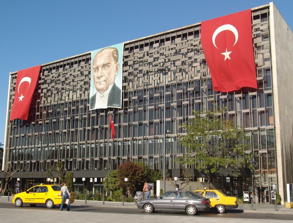Taksim-Platz: Das Atatürk-Kulturzentrum am östlichen Ende des Platzes.