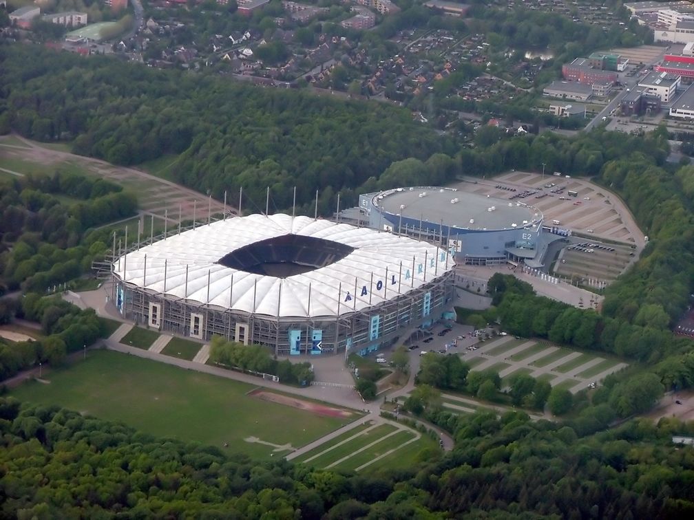 Die Imtech Arena mit der O2 World Hamburg im Hintergrund.