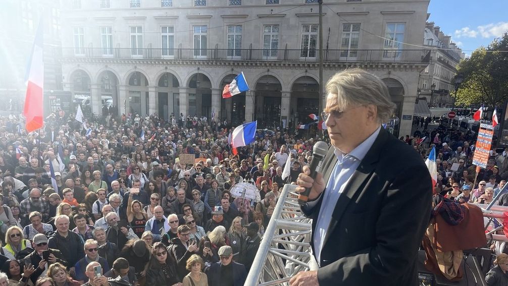 Die Aufnahme entstand während der Demonstration am Samstag in Paris und zeigt den EU-Abgeordneten Gilbert Collard während seiner Ansprache.