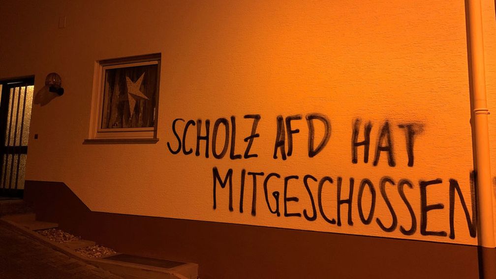 Haus des hessischen Abgeordneten Heiko Scholz mit Hassparole beschmiert – 5.000 Euro Schaden. AfD bundesweit mit Abstand am meisten von Hetz-Attacken bedroht.