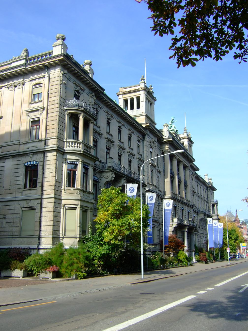 Der Hauptsitz in Zürich am Mythen-Quai 2008 seeabwärts gesehen.