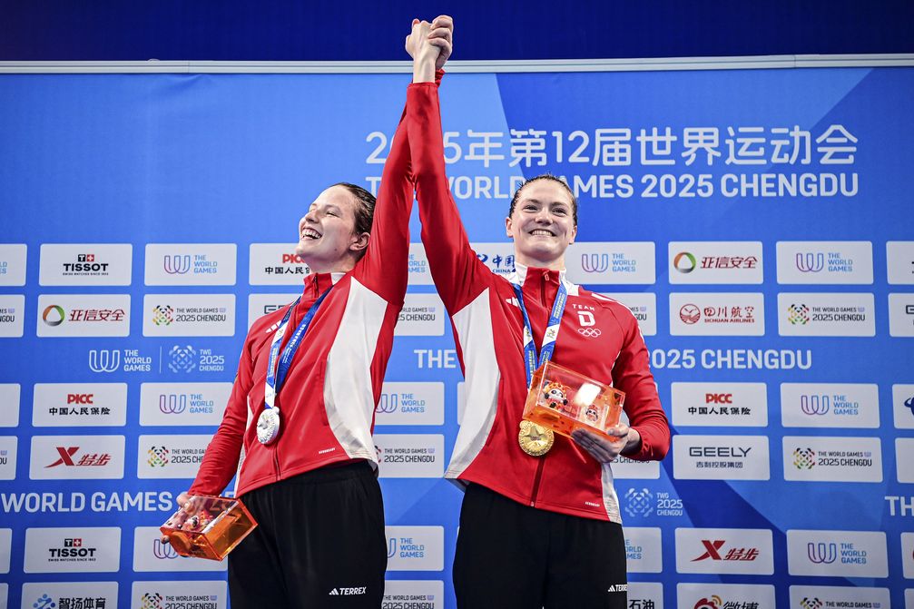 Lena Oppermann (l.) und Nina Holt bei der Siegerehrung zu 100m Rescue Medley (2025) Bild: IWGA Fotograf: Jiang Han