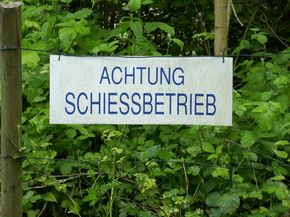 Warnschild: Achtung Schiessbetrieb