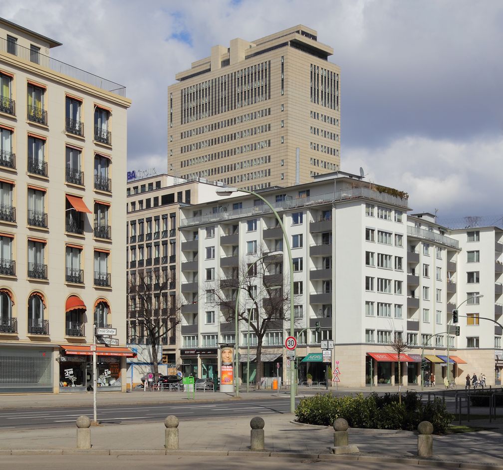 Das Kudamm-Karree-Hochhaus befindet sich im Zentrum des Kudamm-Karrees im Berliner Ortsteil Charlottenburg.