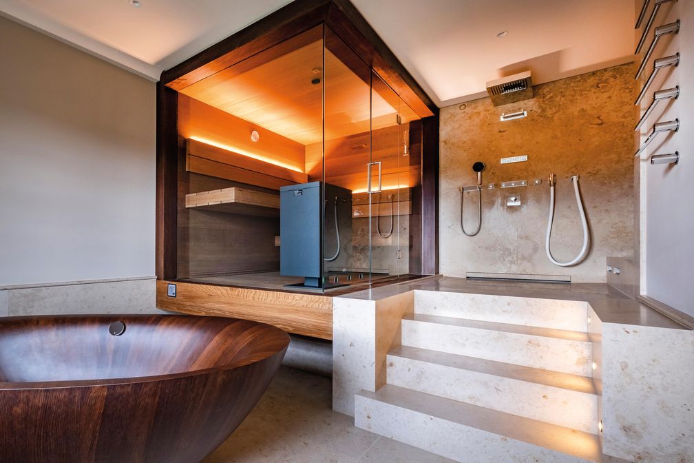 Design Sauna im Bad in Eiche mit frei schwebenden Saunabänken Bild: corso sauna manufaktur Fotograf: Arnt Haug