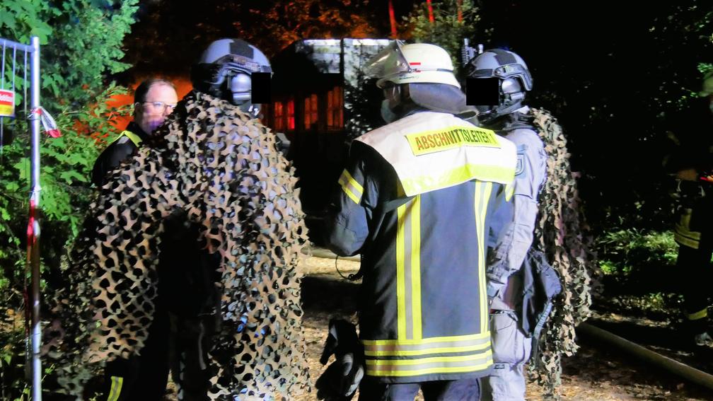 Bundespolizei und Feuerwehr im Einsatz (Bild: Feuerwehr Celle)