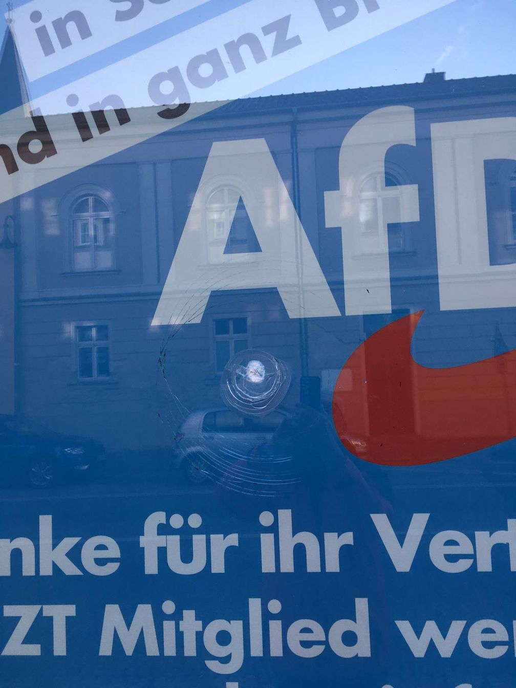 Zerstörte Scheibe. Bild: "obs/AfD-Fraktion im Brandenburgischen Landtag/AfD Fraktion Brandenburg"