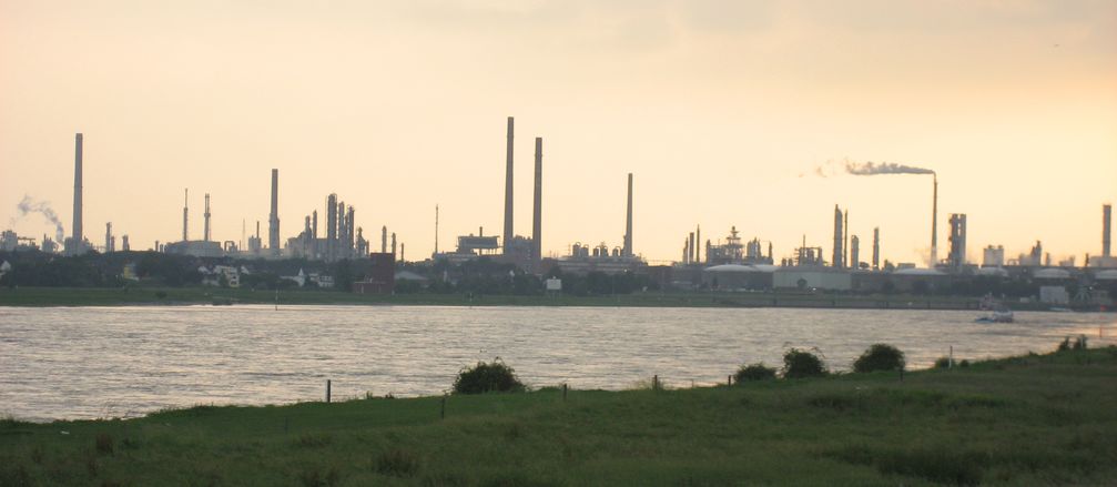 Chempark: Ansicht von der rechten Rheinseite