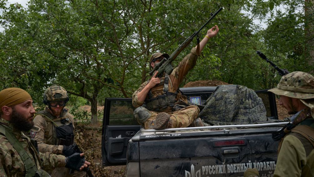 Ukrainische Soldaten und ausländische Kämpfer in Mykolajiw, Ukraine, Juni 2022.  Bild: Gettyimages.ru / Pierre Crom / Kontributor