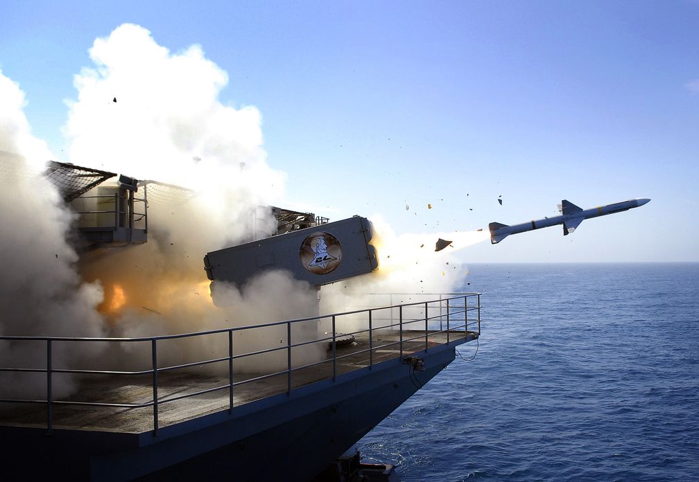 Eine RIM-7 Sea Sparrow Rakete wird während einer Übung an Bord der USS Abraham Lincoln abgefeuert (Symbolbild)