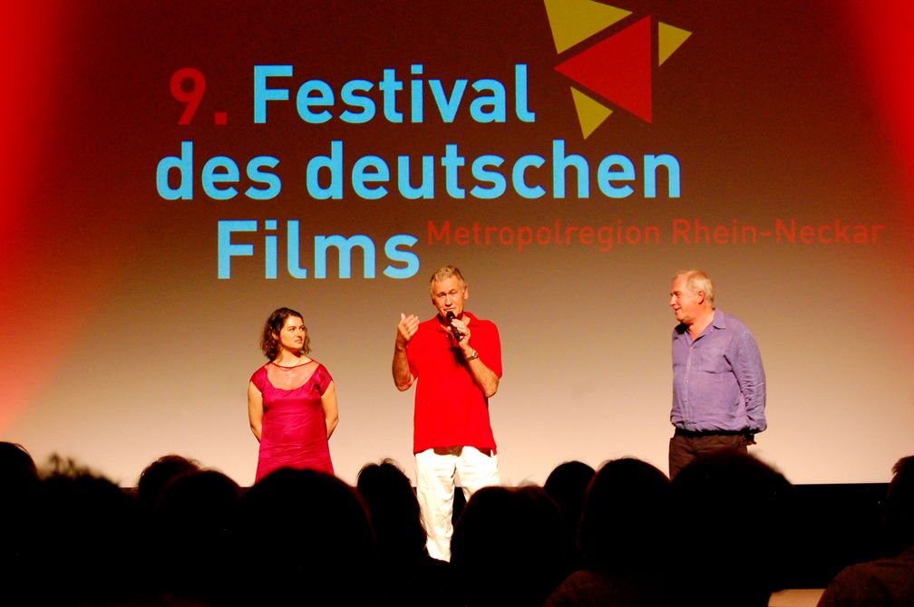 Michael Kötz (rechts) präsentiert den Film Ins Blaue mit Regisseur Rudolf Thome und Schauspielerin Esther Zimmering beim Festival des deutschen Films (2013), Archivbild