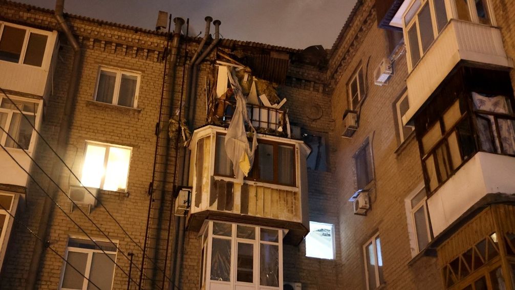 Archivbild: Ein durch den ukrainischen Beschuss beschädigtes Haus im Zentrum von Donezk Bild: Sergei Awerin / Sputnik