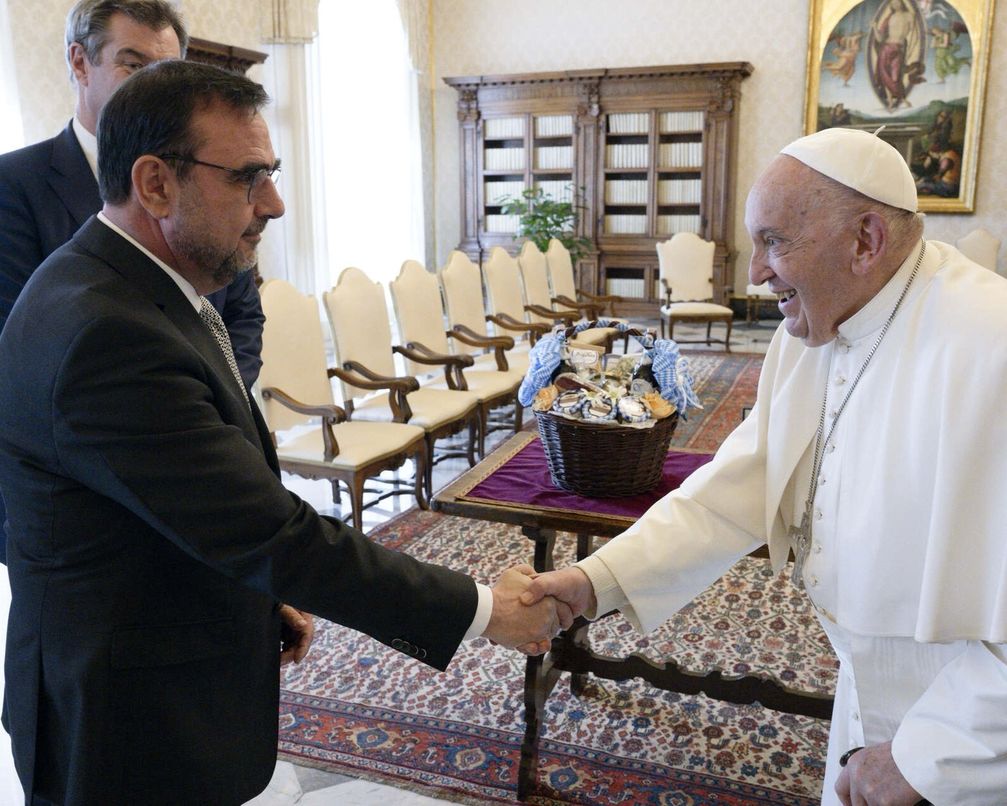 Klaus Holetschek und Ministerpräsident Dr. Markus Söder bei der Papst-Audienz im Mai 2024 in Rom Bild: CSU-Fraktion im Bayerischen Landtag Fotograf: CSU-Landtagsfraktion