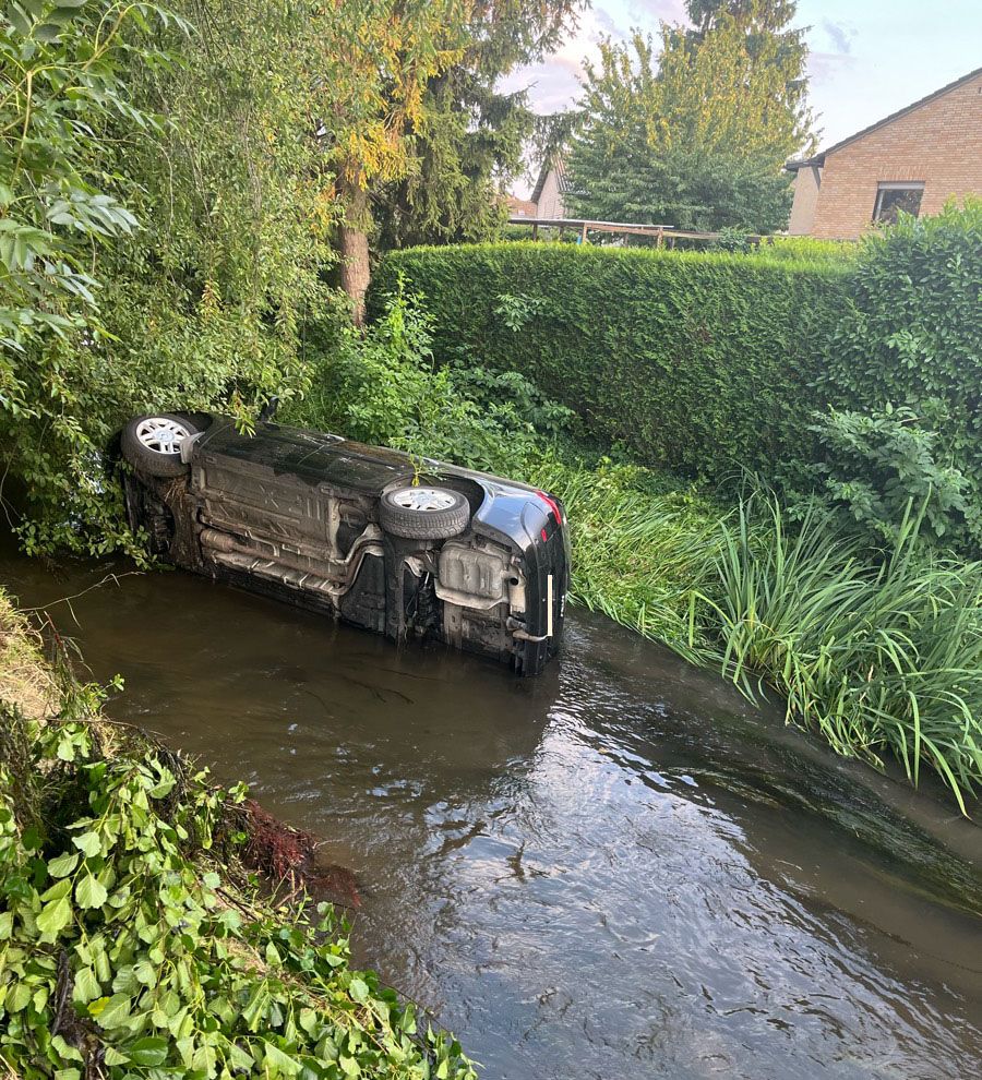 Bergheim-Auto-landet-nach-Alleinunfall-in-der-Erft-Polizei-sucht-Autofahrer