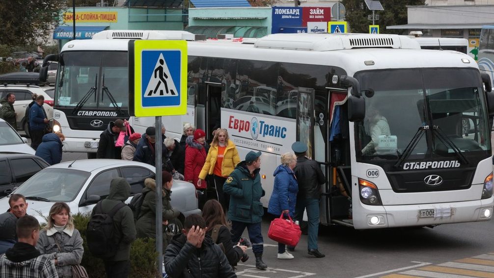 Evakuierte Einwohner von Cherson steigen in der Nähe des Bahnhofs in Dschankoi, Krim, aus Bussen aus, 21. Oktober 2022. Bild: Max Wetrow / Sputnik