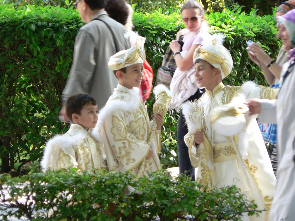 Jungen auf dem Weg zu einer türkischen Beschneidungszeremonie