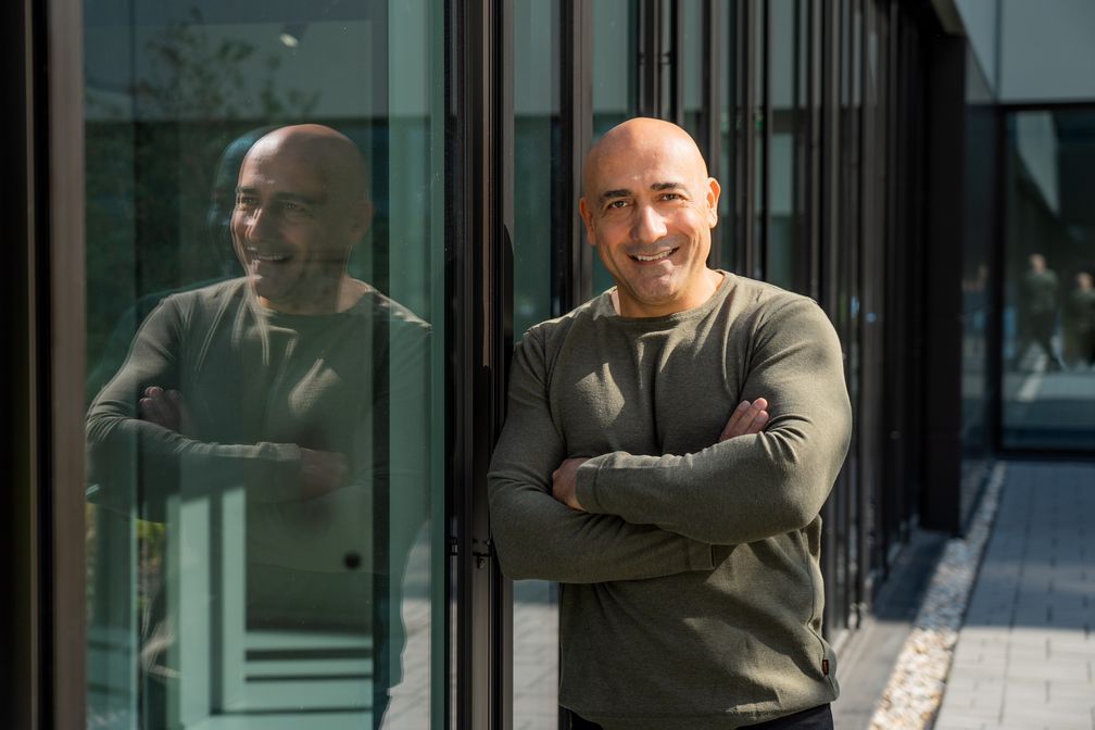 Özkan Akkilic  (2025) Bild: ablefy Fotograf: Daniel Schache