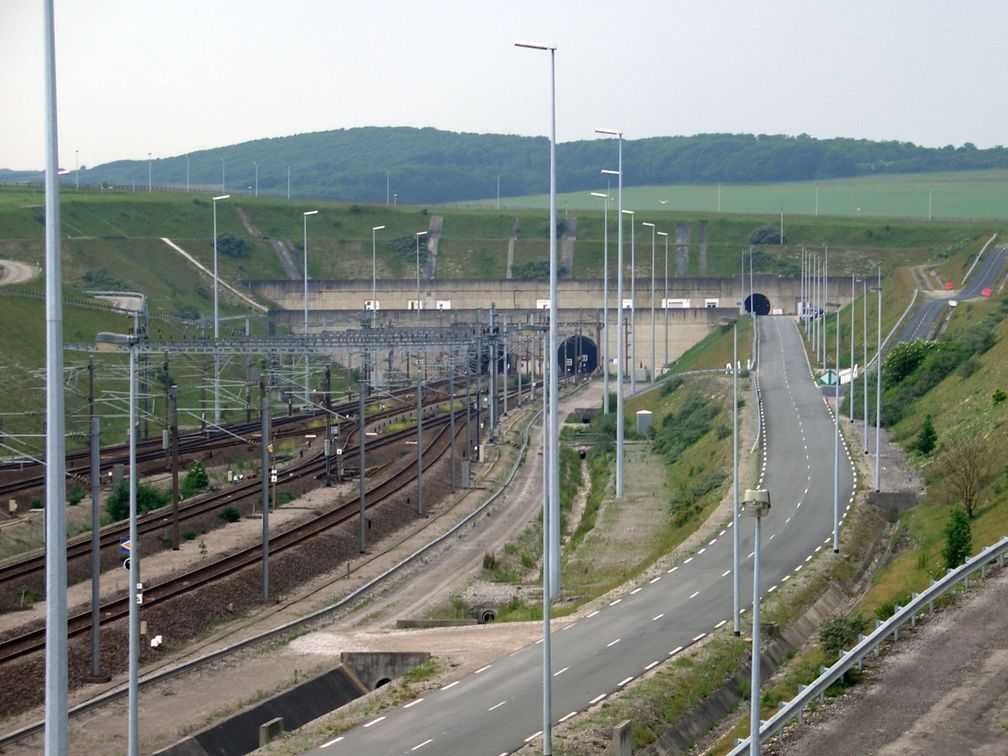 Einfahrt in den Eurotunnel nahe Coquelles (Frankreich)