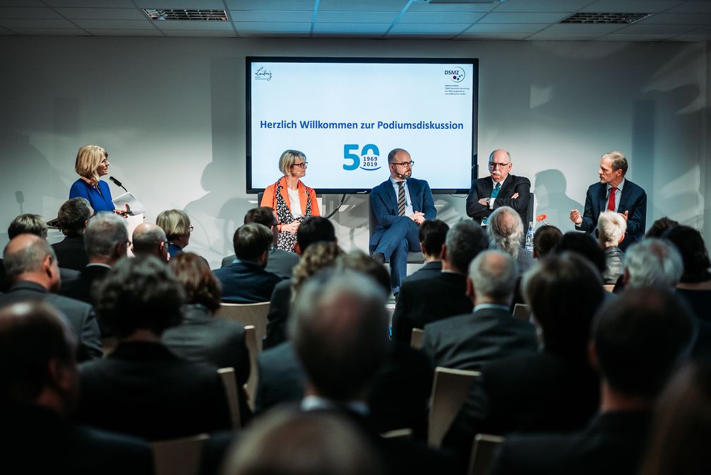 Podiumsdiskussion anlässlich des 50jährigen Bestehens des Leibniz-Instituts DSMZ; von links nach rechts: Moderatorin Dr. S. Holst, A. Karliczek, R. Eichel, Prof. Dr. M. Kleiner, Prof. Dr. J. Overmann
Quelle: DSMZ (idw)