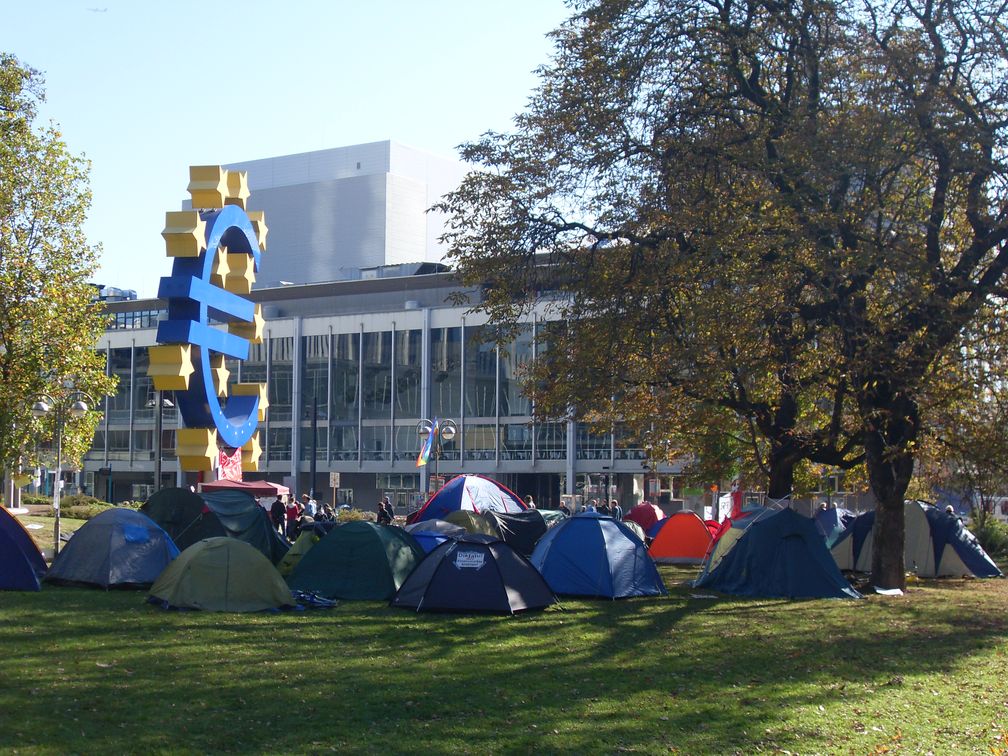 Zeltende Demonstranten auf dem Platz vor der EZB in Frankfurt am Main