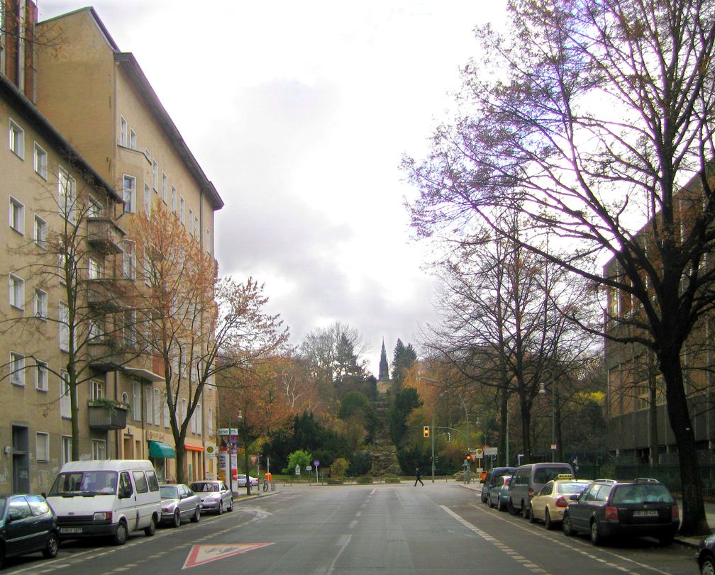 Blick auf den Kreuzberg mit Wasserfall aus der Großbeerenstraße, 2007