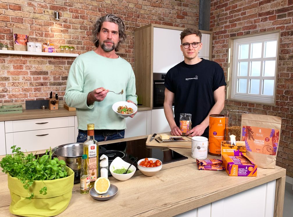 Investor Nils Glagau (l.) und isaac-Mitgründer Tim Dapprich beim Launch der Insekten-Pasta von isaac.  Bild: Orthomol pharmazeutische Vertriebs GmbH Fotograf: Kristina Streuff / Orthomol