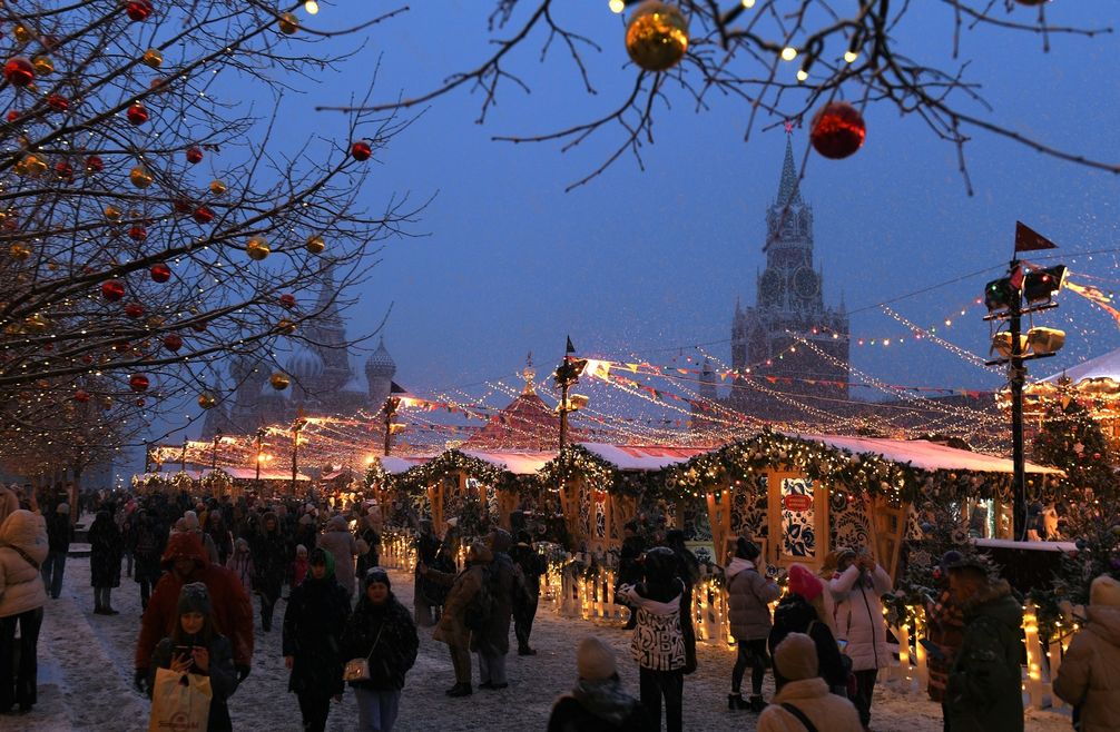 Archivbild: Menschen spazieren auf dem für Silvester geschmückten Roten Platz. Bild: Vladimir Vyatkin / Sputnik