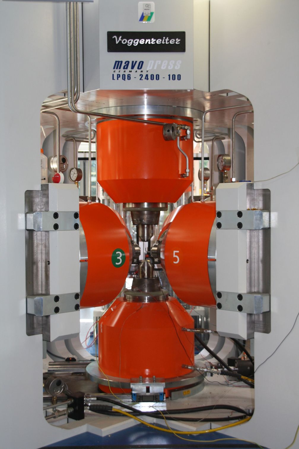 Die MOVA-Hochdruckpresse im Bayerischen Geoinstitut (BGI) der Universität Bayreuth kann Drücke von bis zu 15 Gigapascal (GPa) erzeugen und Gesteinsproben auf mehr als 2.000 Grad Celsius aufheizen.
Quelle: Foto: Christian Wißler. (idw)