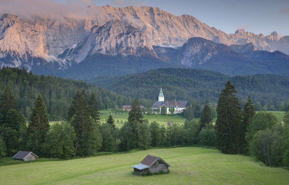 Schloss Elmau von Nordosten (von der Elmauer Alm aus) gesehen