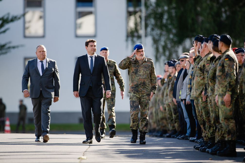 Der Parlamentarische Staatssekretär des Verteidigungsministeriums, Thomas Hitschler, schreitet gemeinsam mit dem Inspekteur des Sanitätsdienstes der Bundeswehr die Front ab.