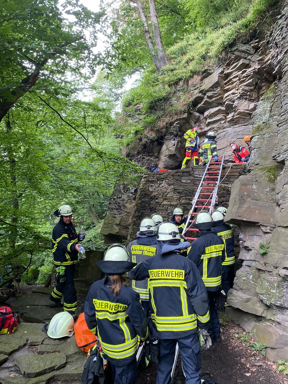 Rettung des Kletterers über die Rutsche Bild: "Feuerwehr Wetter (Ruhr)"