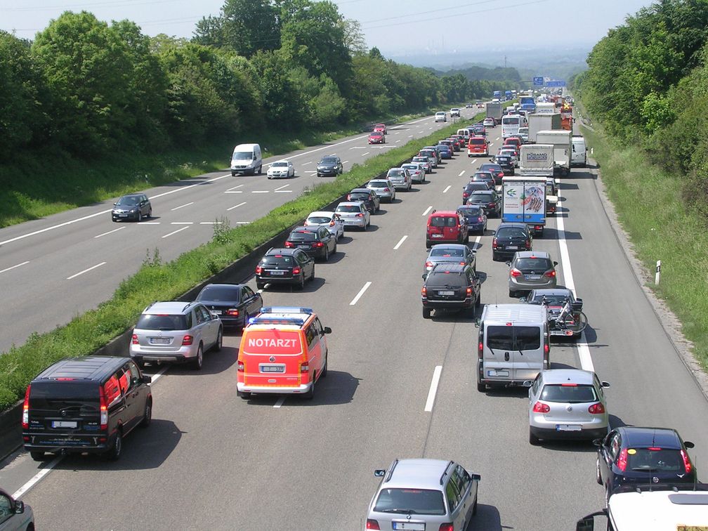 Auch bei stockendem Verkehr muss in Deutschland und in den meisten anderen Ländern eine Rettungsgasse gebildet werden. Weiterer Text über ots und www.presseportal.de/nr/7849 / Die Verwendung dieses Bildes ist für redaktionelle Zwecke honorarfrei. Veröffentlichung bitte unter Quellenangabe: "obs/ADAC/ Achim Otto"