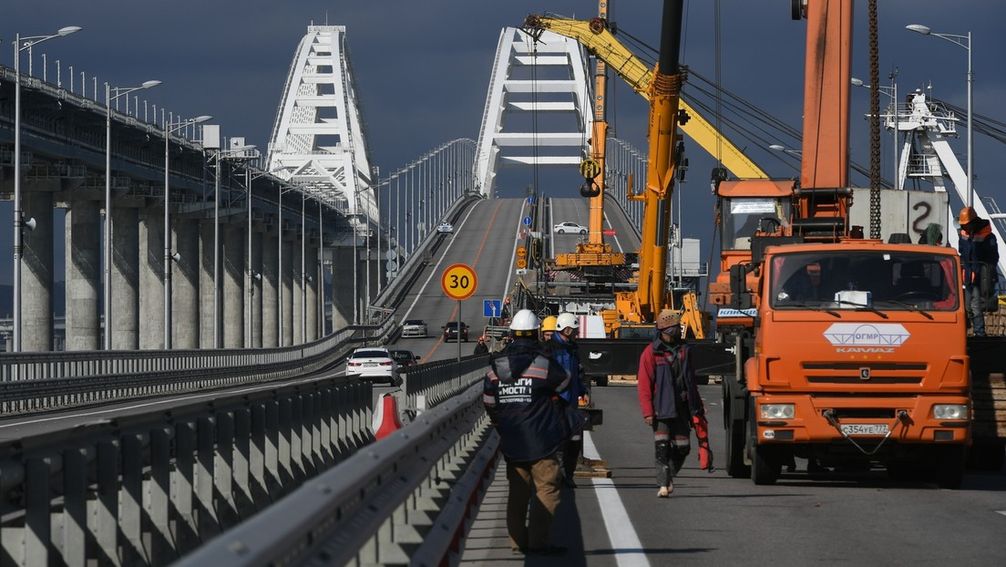 Instandsetzungsarbeiten auf der Krim-Brücke nach dem Sprengstoffanschlag vom 8. Oktober, 20. Oktober 2022 Bild: Konstantin Mihalchevskiy / Sputnik / Sputnik