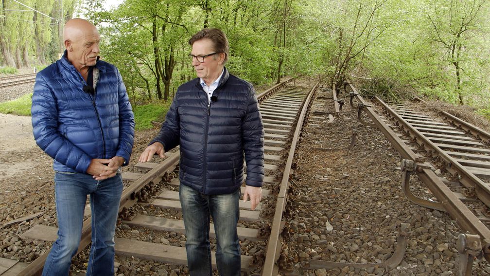 Joe Bausch und Arno Funke bei einem alten Übergabeort in Berlin. Bild: "obs/ZDFinfo/Johann Schmejkal"