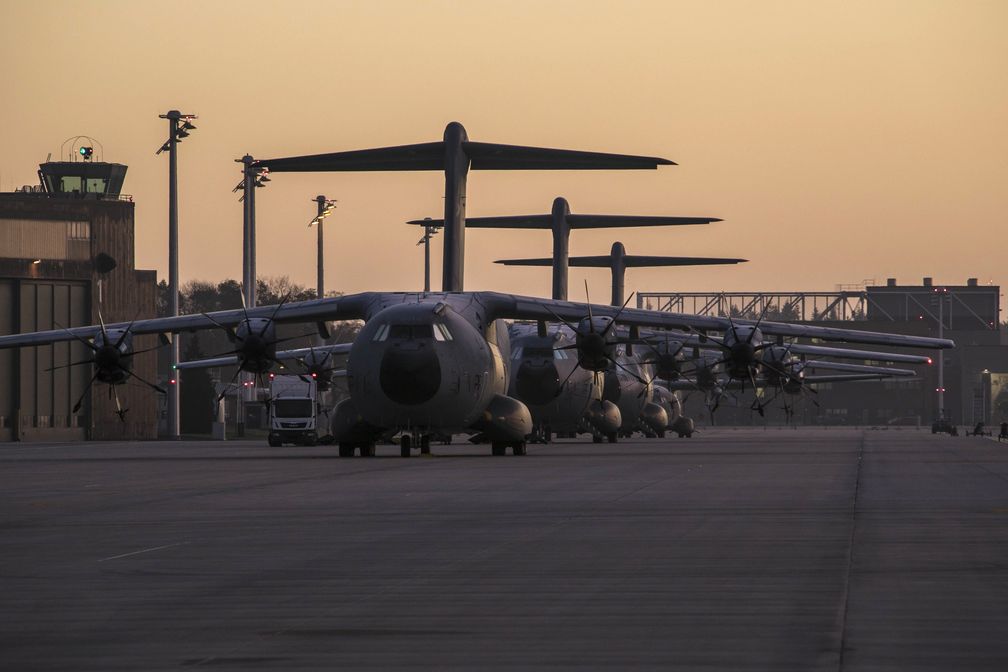 Transportflugzeuge vom Typ Airbus A400M stehen zur Vorbereitung auf dem Fliegerhorst Wunstorf im Rahmen der Verlegung nach Afghanistan, am 05.12.2018.