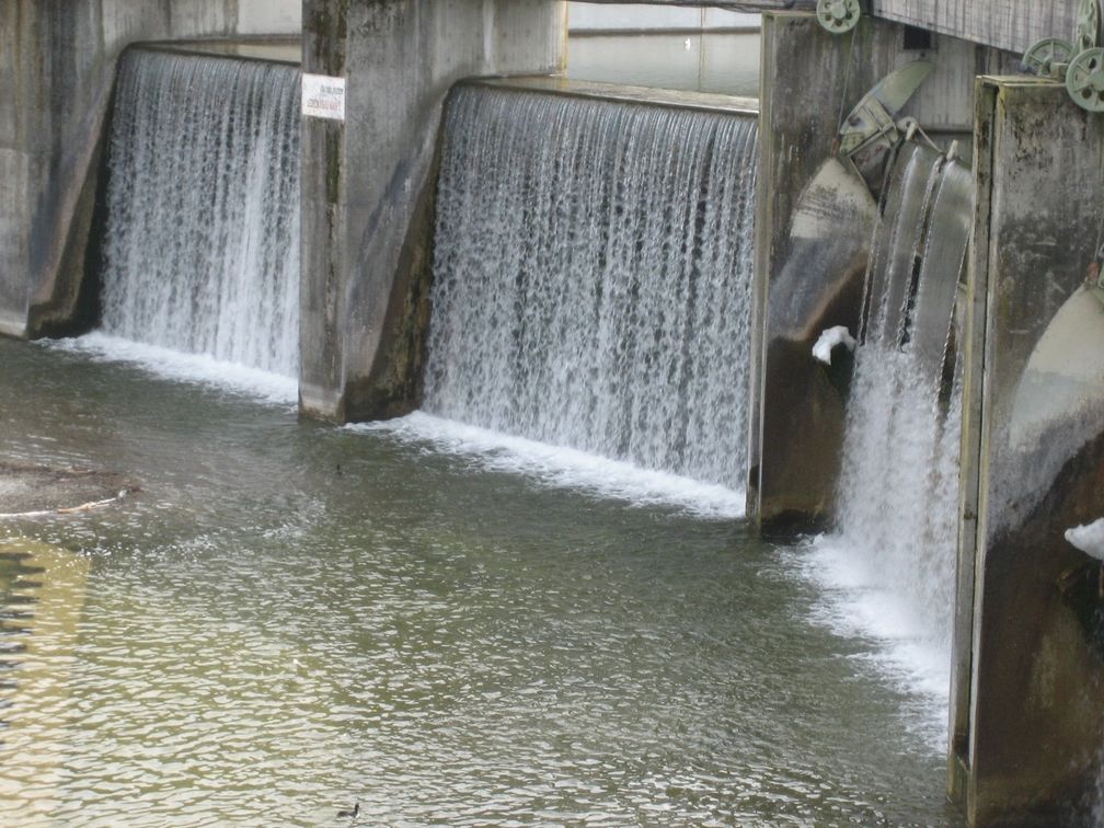 Vom Wehr herabfallendes Wasser des Lech am Augsburger Hochablass