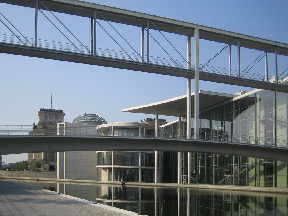 Paul-Löbe-Haus: Ostseite, im Hintergrund der Reichstag