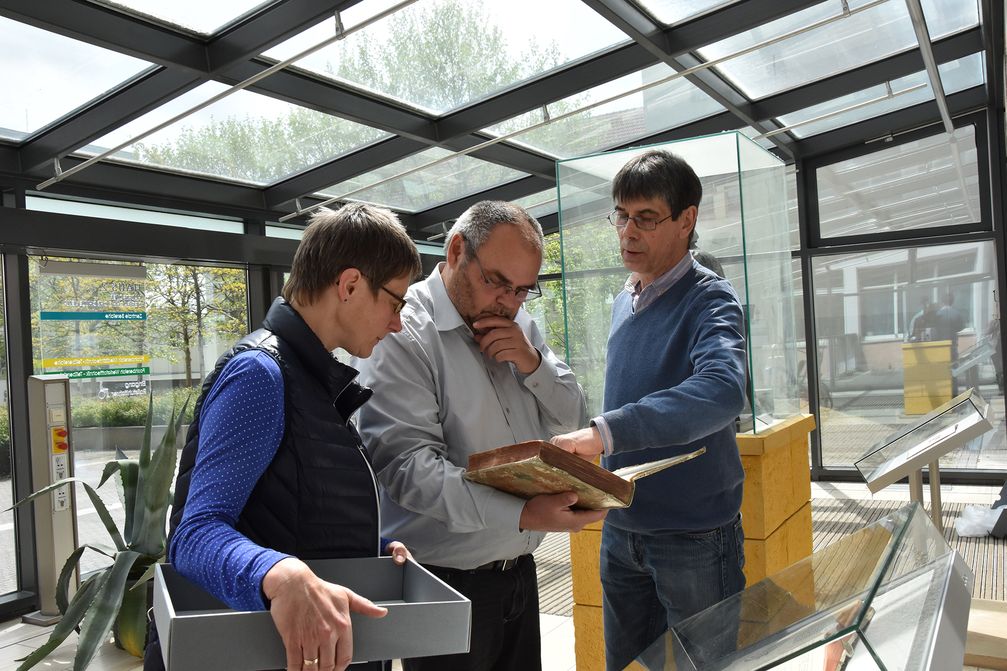 V.l.: Andrea Heist, Leiterin der Hochschulbibliothek (mit dem Transportbehälter für die Originalbücher), Rektor Prof. Dr. Steffen Teichert und THULB-Werkstattleiter Frank Schieferdecker
Quelle: Fotos: Sigrid Neef (idw)