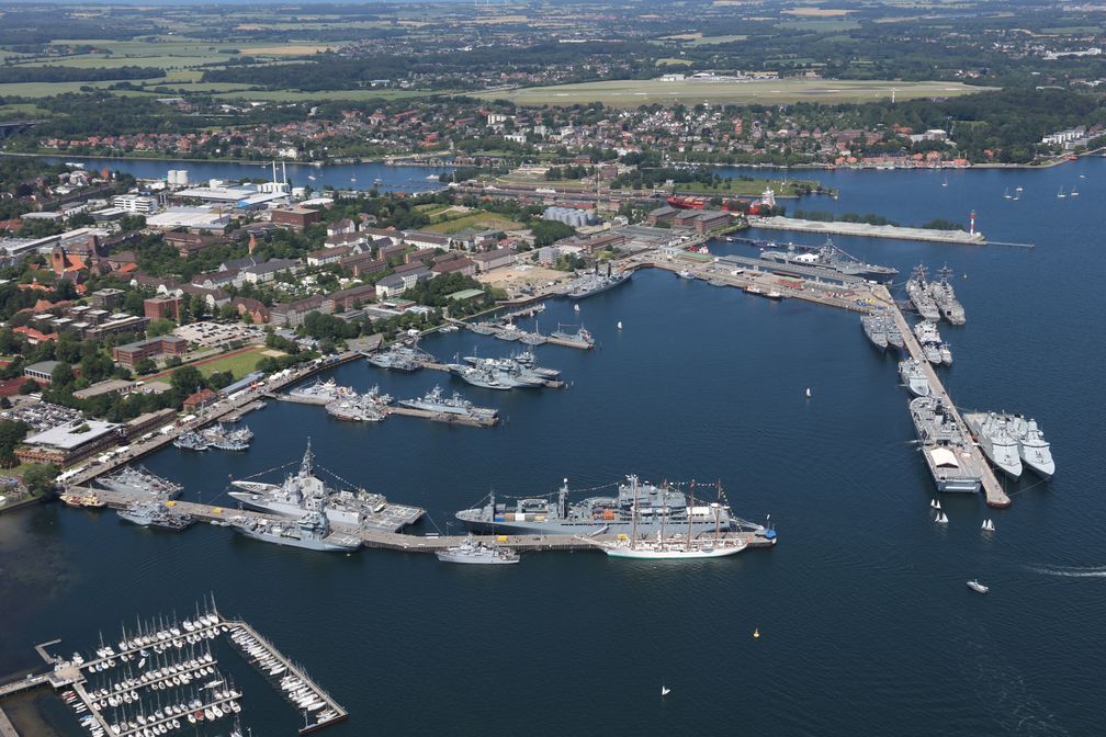 Luftaufnahme vom Marinestützpunkt Kiel mit den Gastschiffen zu Zeiten der Kieler Woche, am 21.06.2019. Bild: Bundeswehr / Björn Wilke Fotograf: Tanja Wendt