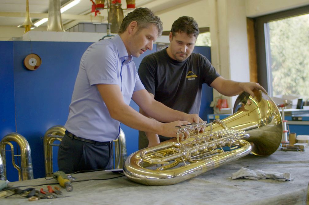 Bei Miraphone, einem Hersteller von Blechblasinstrumenten, sind viele Mitarbeiter auch Eigentümer des Unternehmens. Bild: "obs/ZDF/Sven Bender"