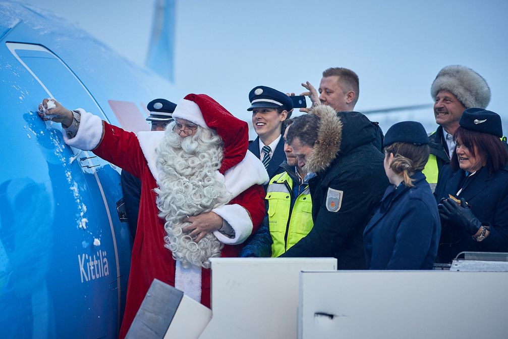 Der Weihnachtsmann ist Taufpate der neuen TUI 737 MAX 8 Maschine, die heute in Kittilä getauft wurde. Bild: "obs/TUI AG"