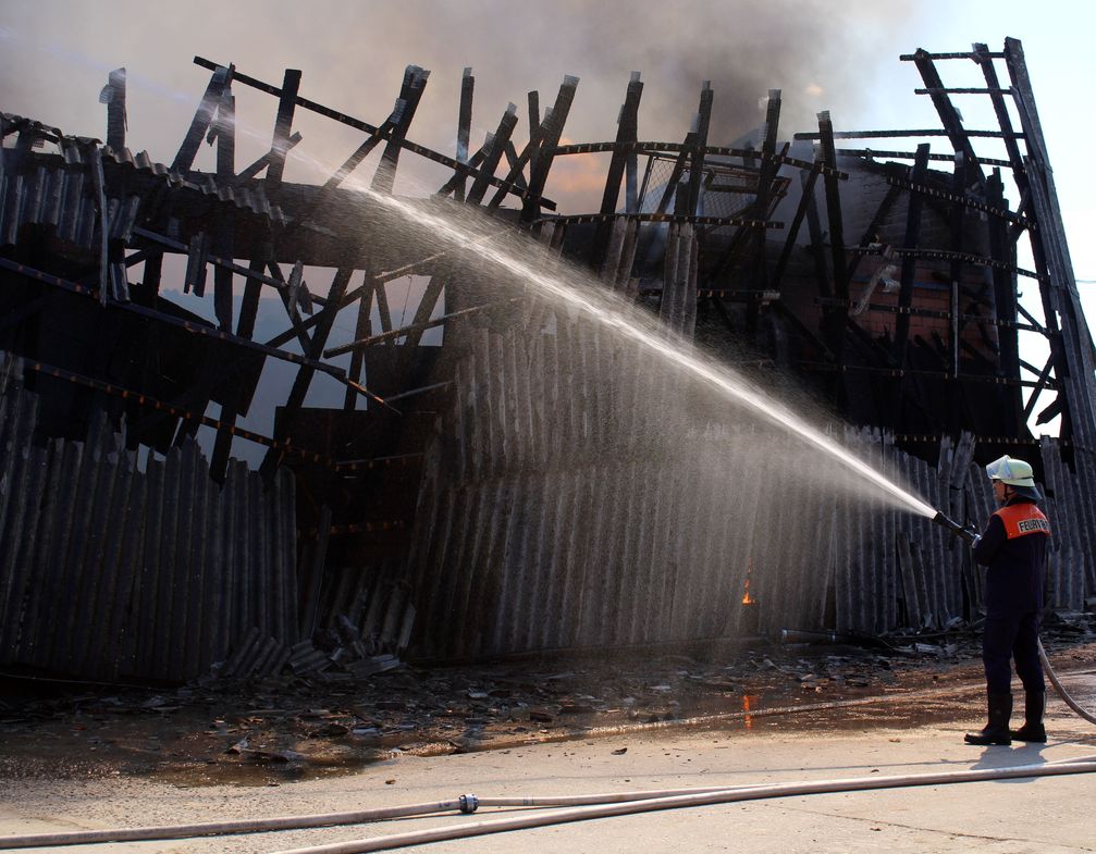 Das Dach der Halle wurde bei dem Brand schwer in Mitleidenschaft gezogen. Bild: Polizei Minden-Lübbecke