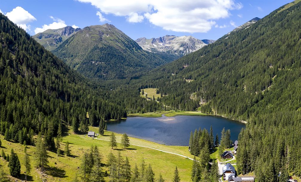 Region-Murau-erleben-mit-Wanderschuhen-und-Badehose