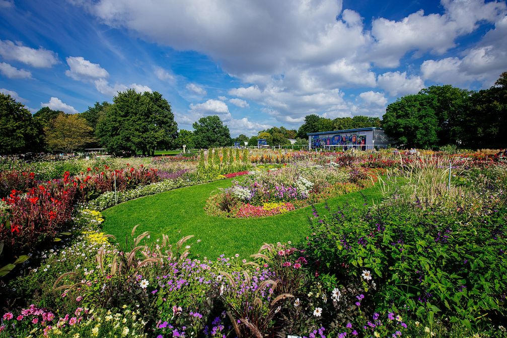 Der ega-Park in Erfurt mit weitläufigen Blumenanlagen und Ausstellungshallen. Bild: ega gGmbH Fotograf: Steve Bauerschmidt