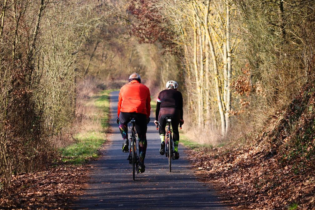 Trotz sportlicher Aktivität in der Herbstsonne wird jetzt kaum Vitamin D mehr in der Haut gebildet. Bild: "obs/Deutsches Institut für Sporternährung e. V./Quelle: pixabay, lizenzfrei"